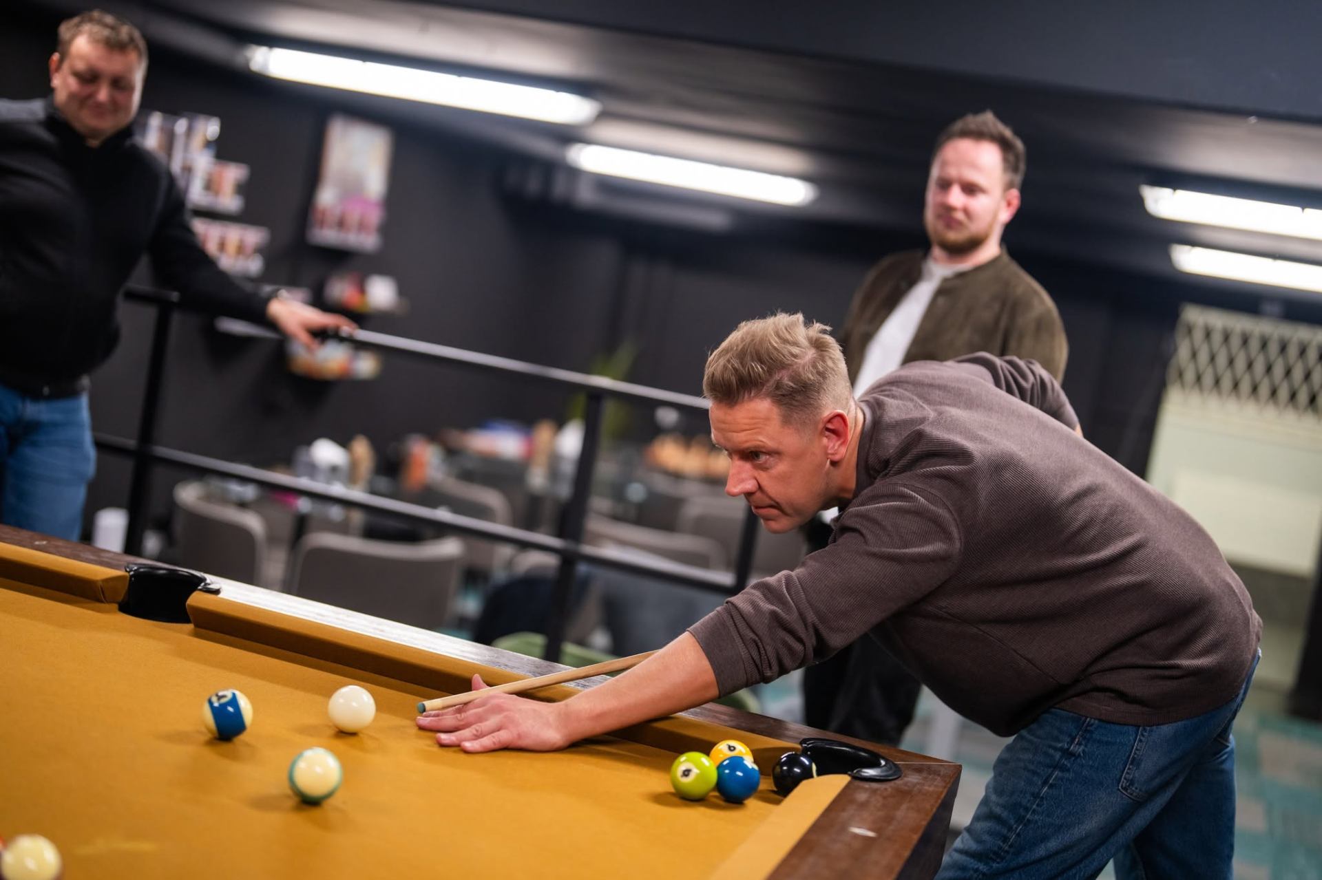 Biliardo stalas Pokerais sportinio pokerio klubo poilsio erdvėje Vilniuje