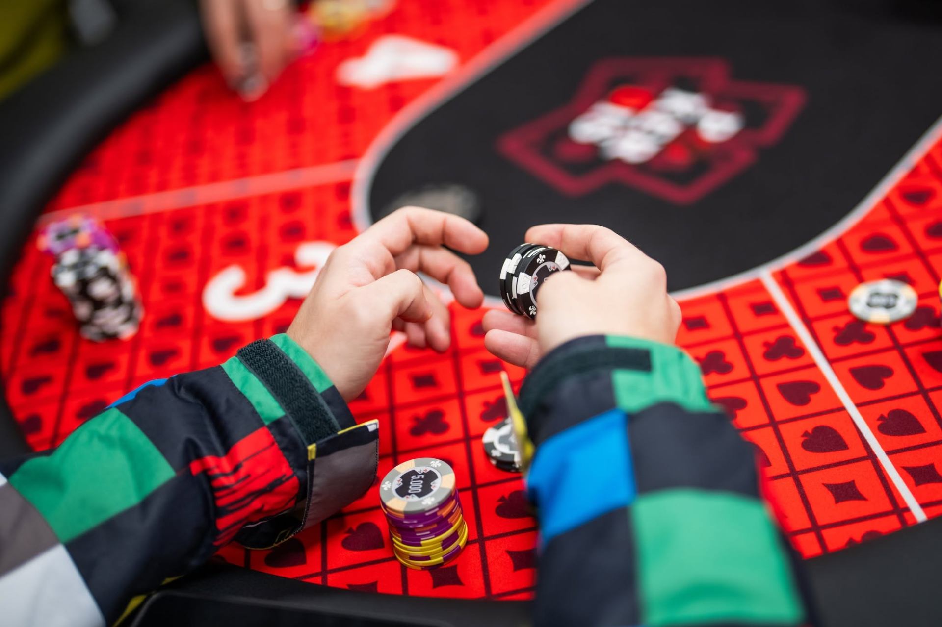 Žaidėjas skaičiuoja žetonus prie Pokerais turnyrinio stalo