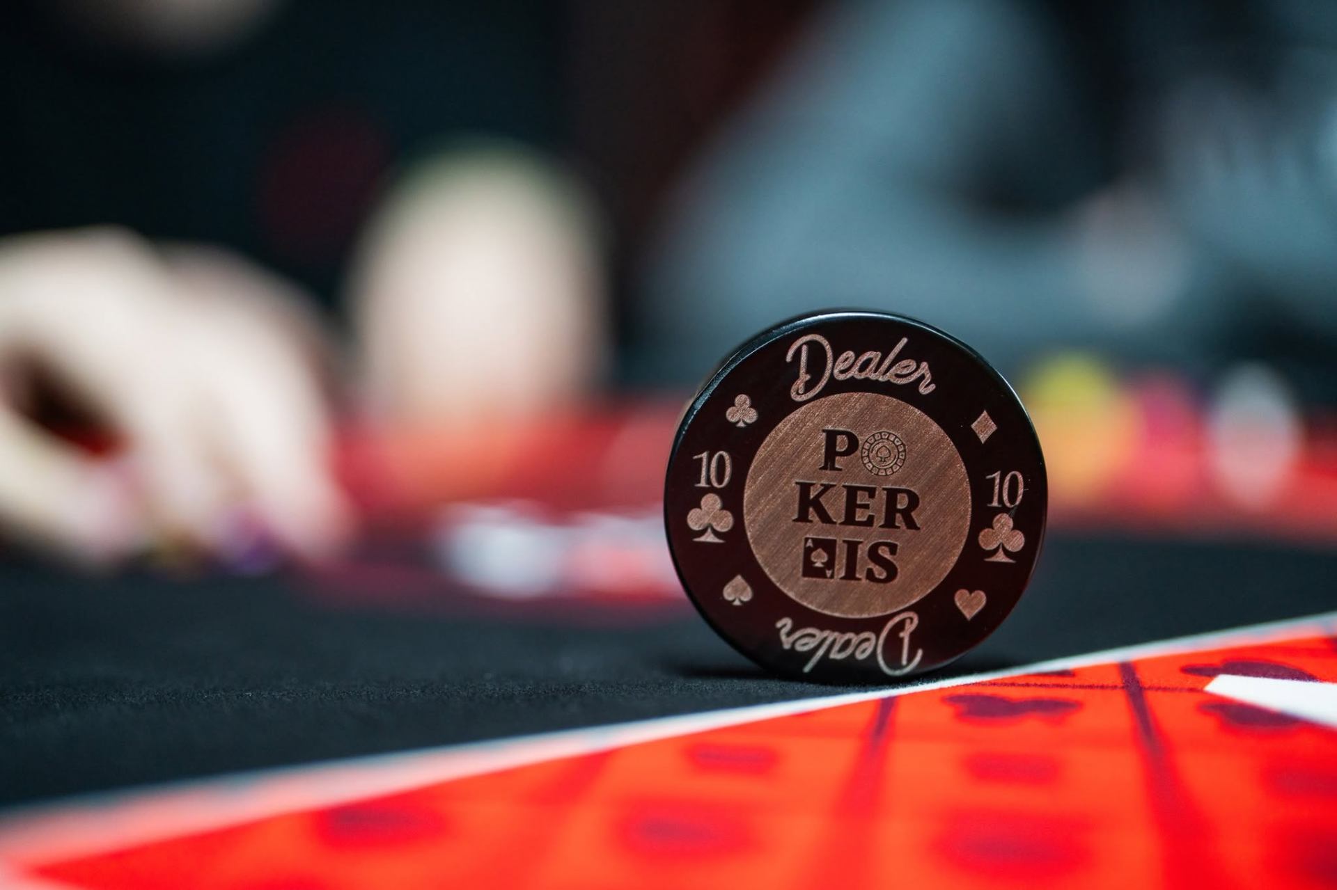 Pokerais firminis dealerio žetonas ant pokerio stalo